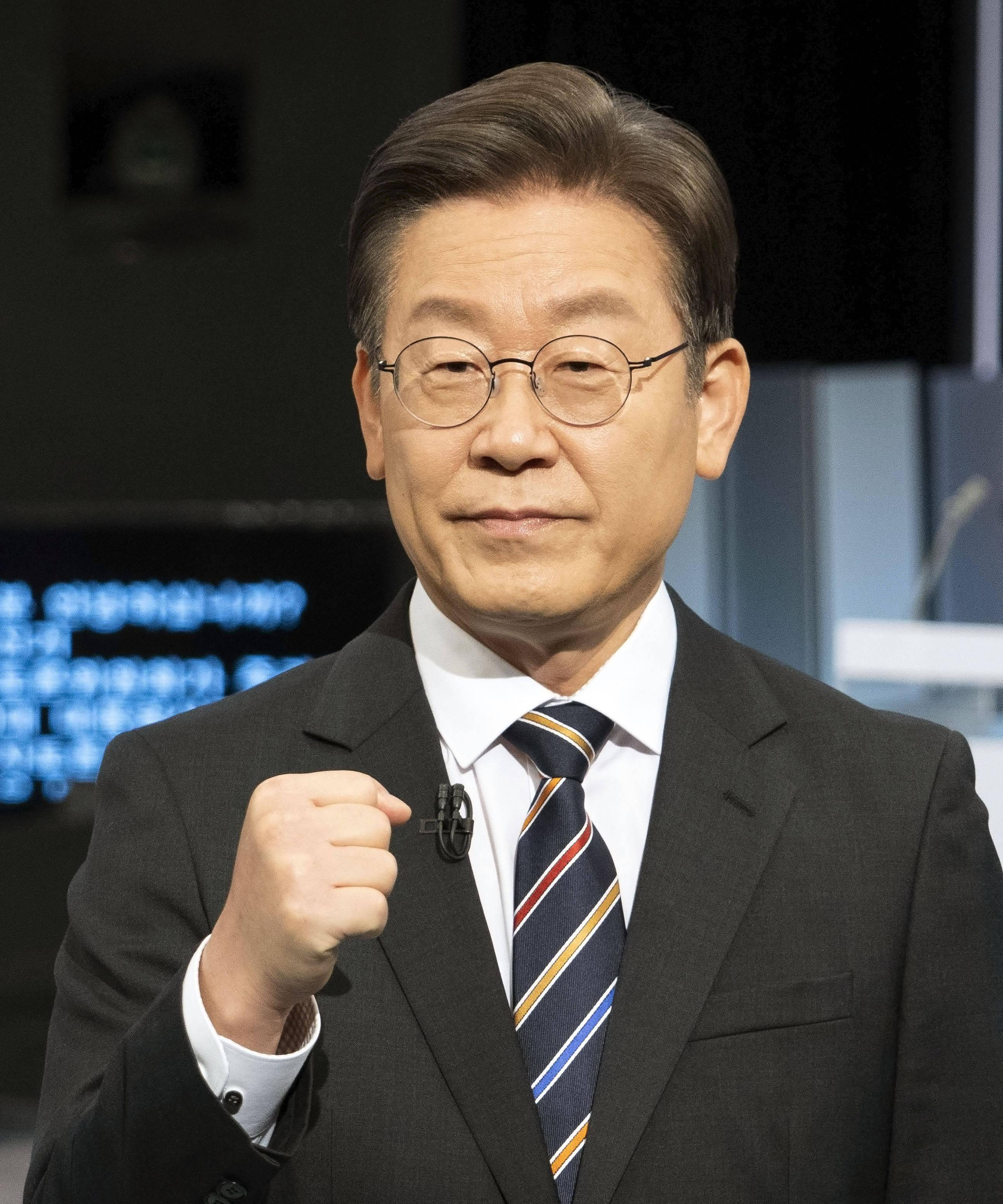 我是总统，给我打钱？韩国总统府12月1日表示，最近网上出现不少冒充韩国总统的假账