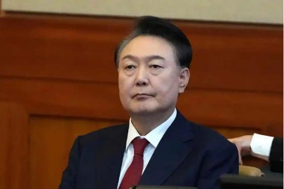 4月29号这一天，韩国前总统尹锡悦彻底栽大了！二审判决一出来，直接把之前的5年牢
