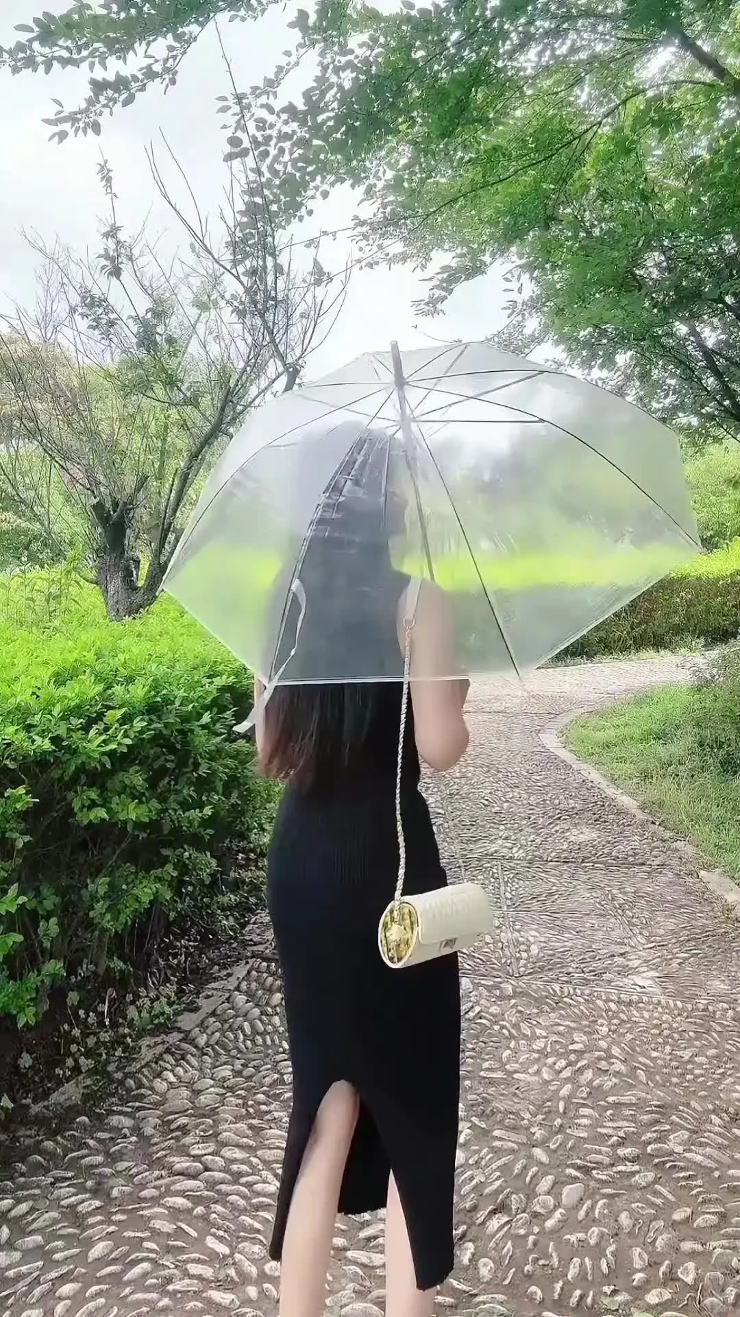 天青色等烟雨，而我在等你