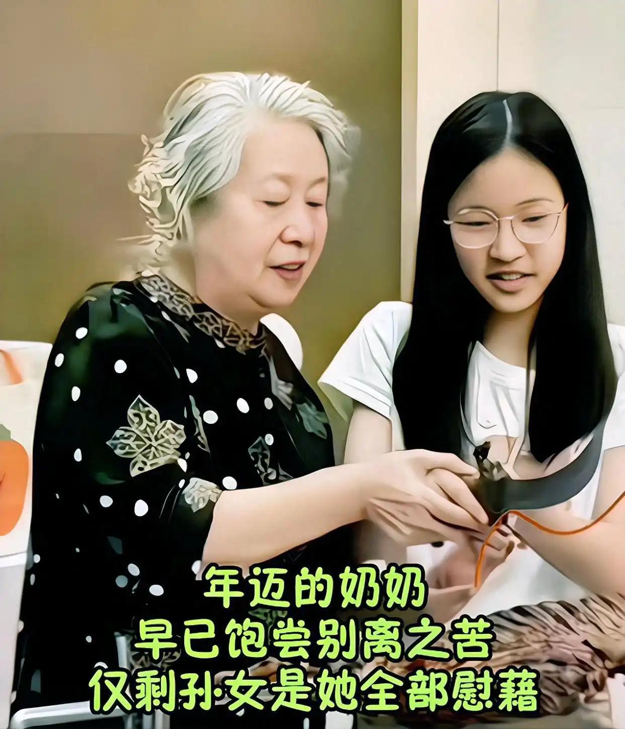张雪峰离世七个月后，满头白发的母亲刘巧丽再次走上讲台，这一幕让不少关注张雪峰的人