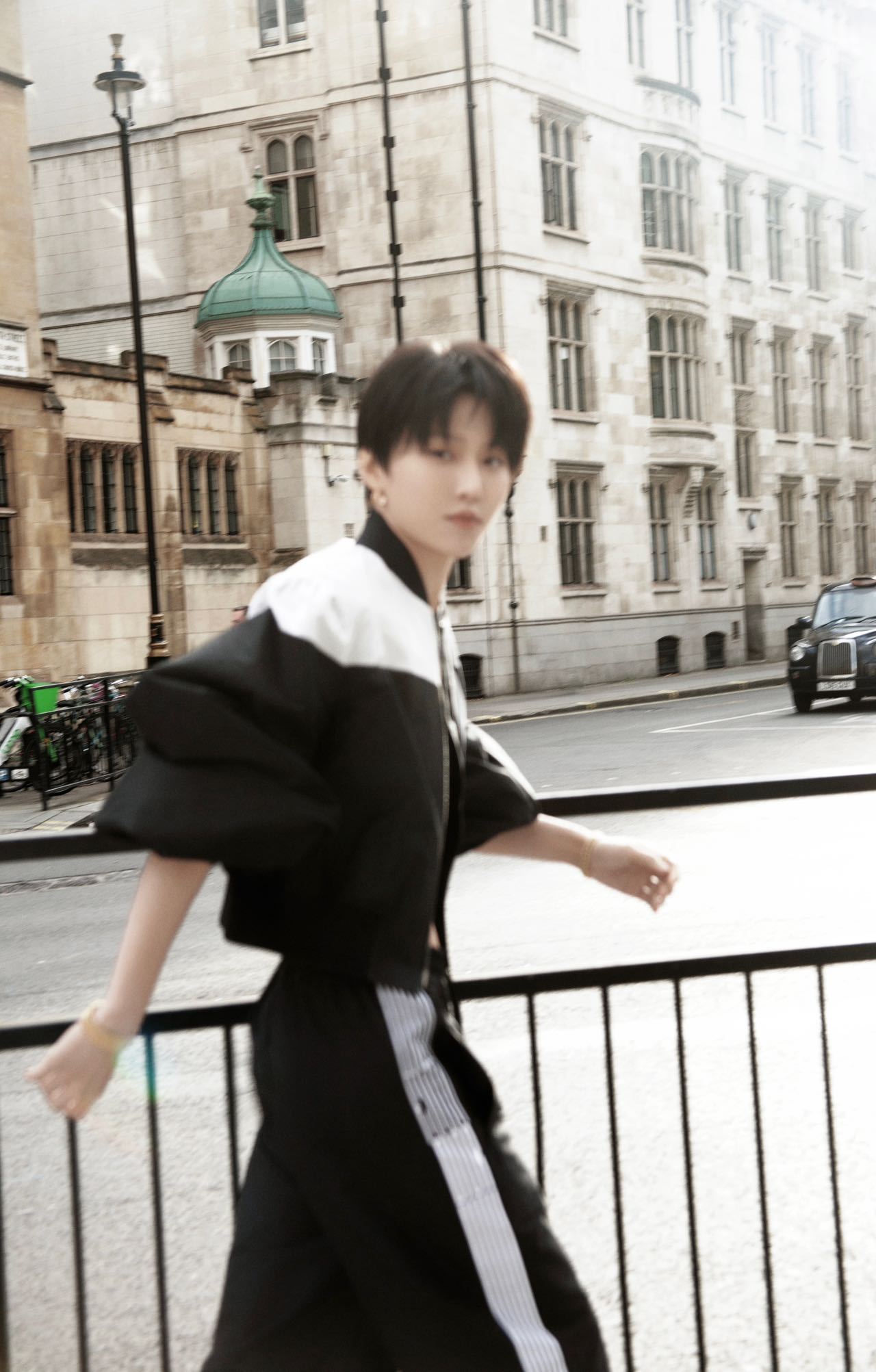 刘雨昕把运动风穿到了英国街头  任何人都不能错过刘雨昕参加英国时尚大奖的这套造型