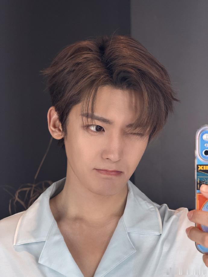 侯明昊这次真的不是普通黄毛 这抹浅发里，有看似不羁的表象，有藏在深处的温柔，侯明