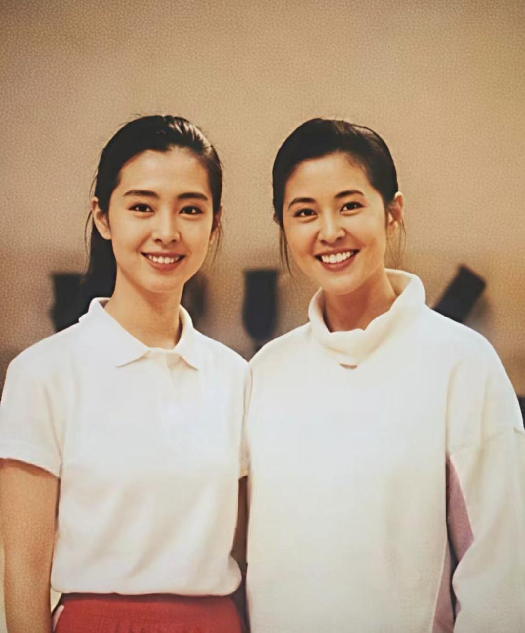 1992年，33岁的倪萍与25岁的王祖贤合影，看得出王祖贤稍高一点点。
两个完全
