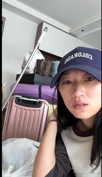 作者加速成长计划从林丽新近发布的视频里，能看出她已经搬了家。她的行李不算多，新租