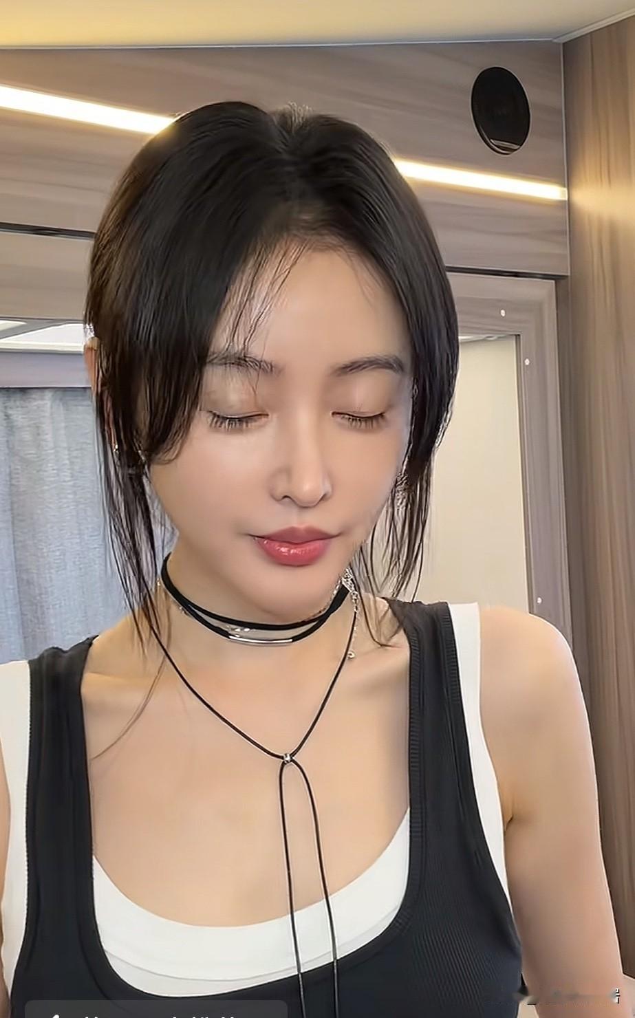 别告诉我这是张天爱我，怎么越看越像秦岚？
难道她整容去了？
以前的她不是这样的啊