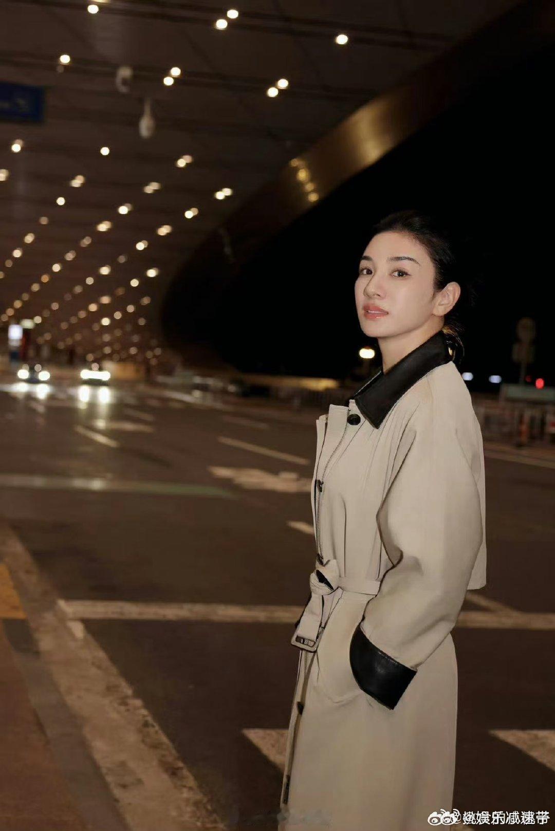 黄奕说上海话面相变了 黄奕说上海话太有魅力，面相变得超有烟火气，仿佛弄堂里忙碌的