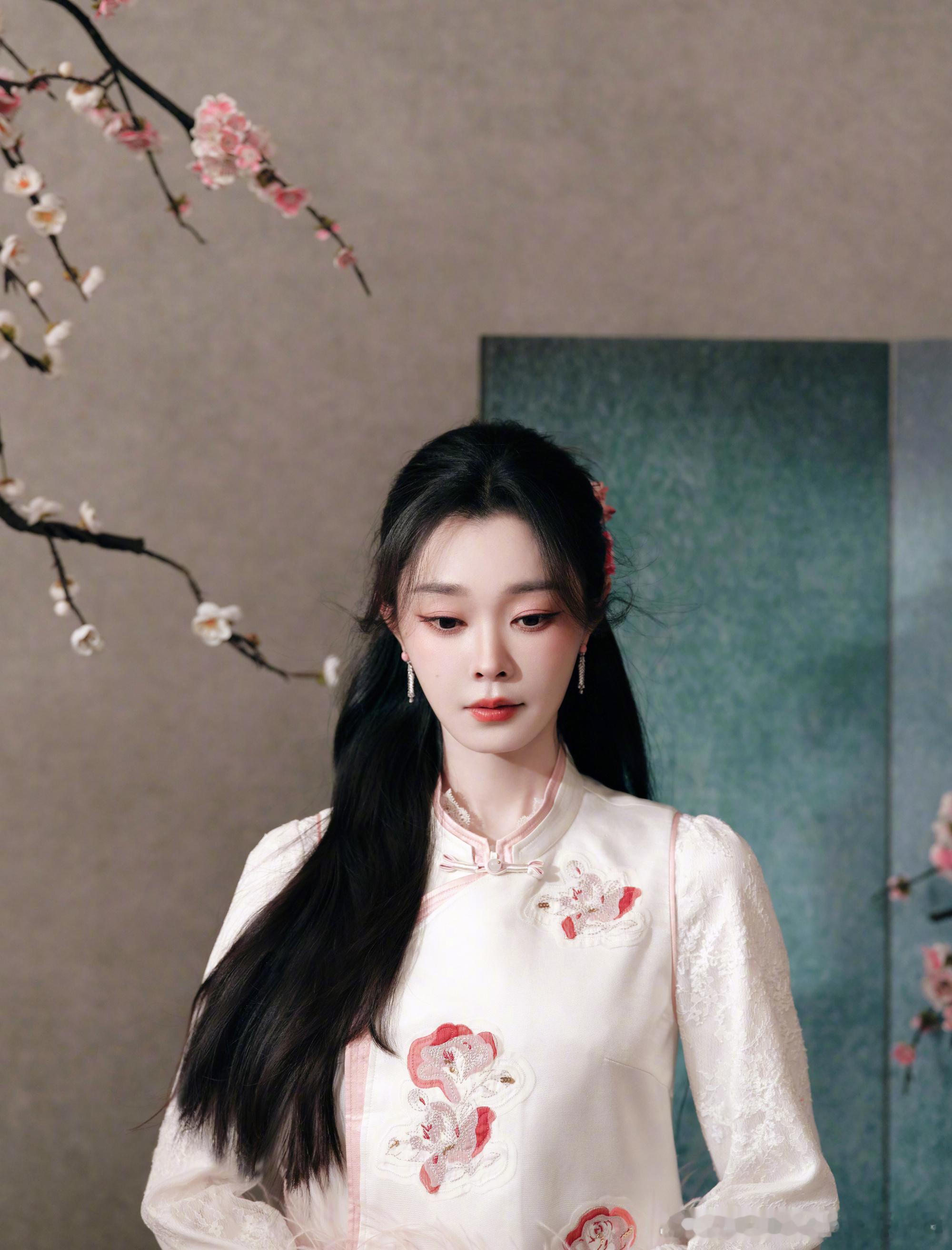 宋轶神图像面线一样繁殖 宋轶的神图真的像面线一样繁殖！最新这组浅粉碎花新中式造型