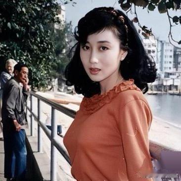 利智的穿搭，放到现在依然时髦。当年的潮流，现在穿起来依旧有范儿，时尚眼光真棒 ​