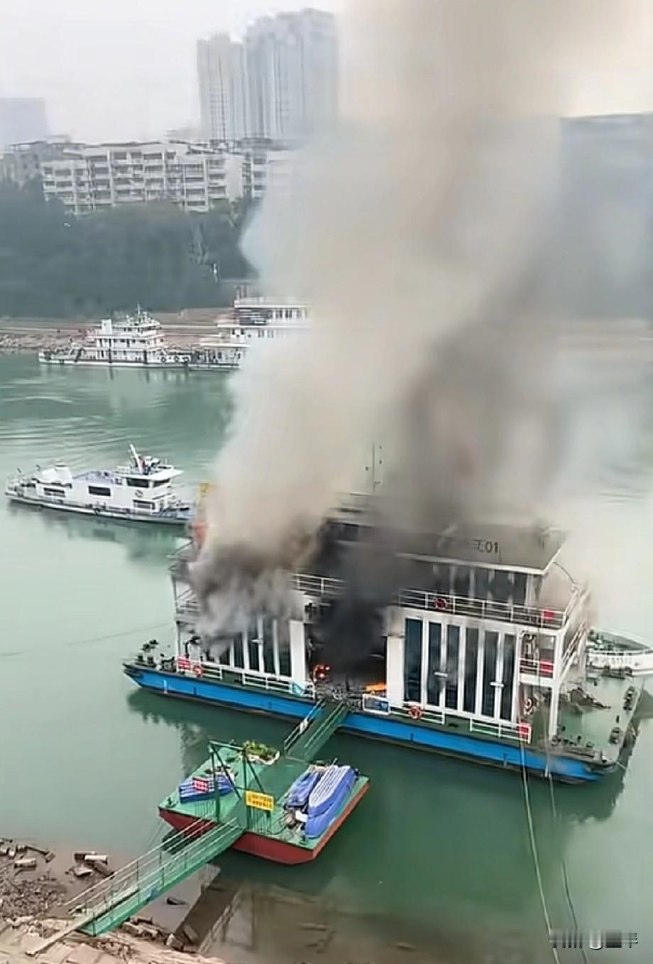 突发，宜宾合江门一趸船发生火灾，火情已扑灭！无人员伤亡，多部门火速处置。

 