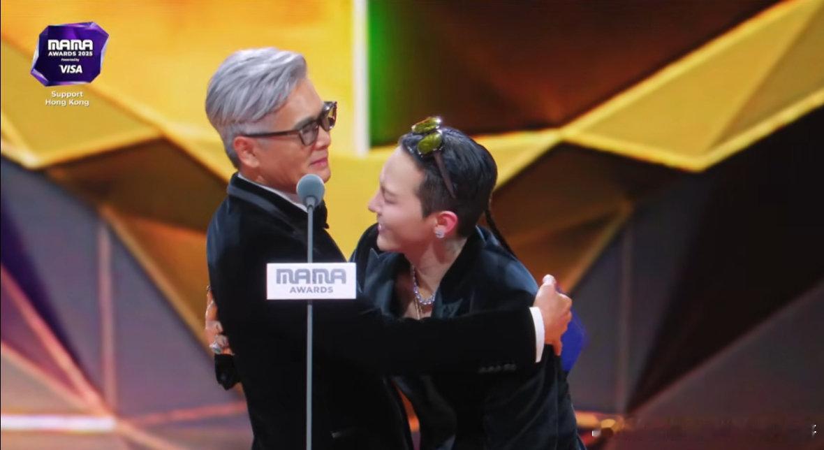 周润发今天来了mama现场，给获得年度艺人奖项的权志龙颁奖 