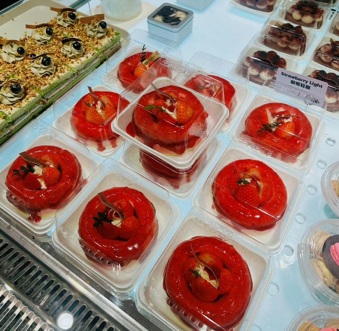 有没有人和我一样
是个怪胎
如果走路对面看到我的
老同学，或者老师
我都假装不认