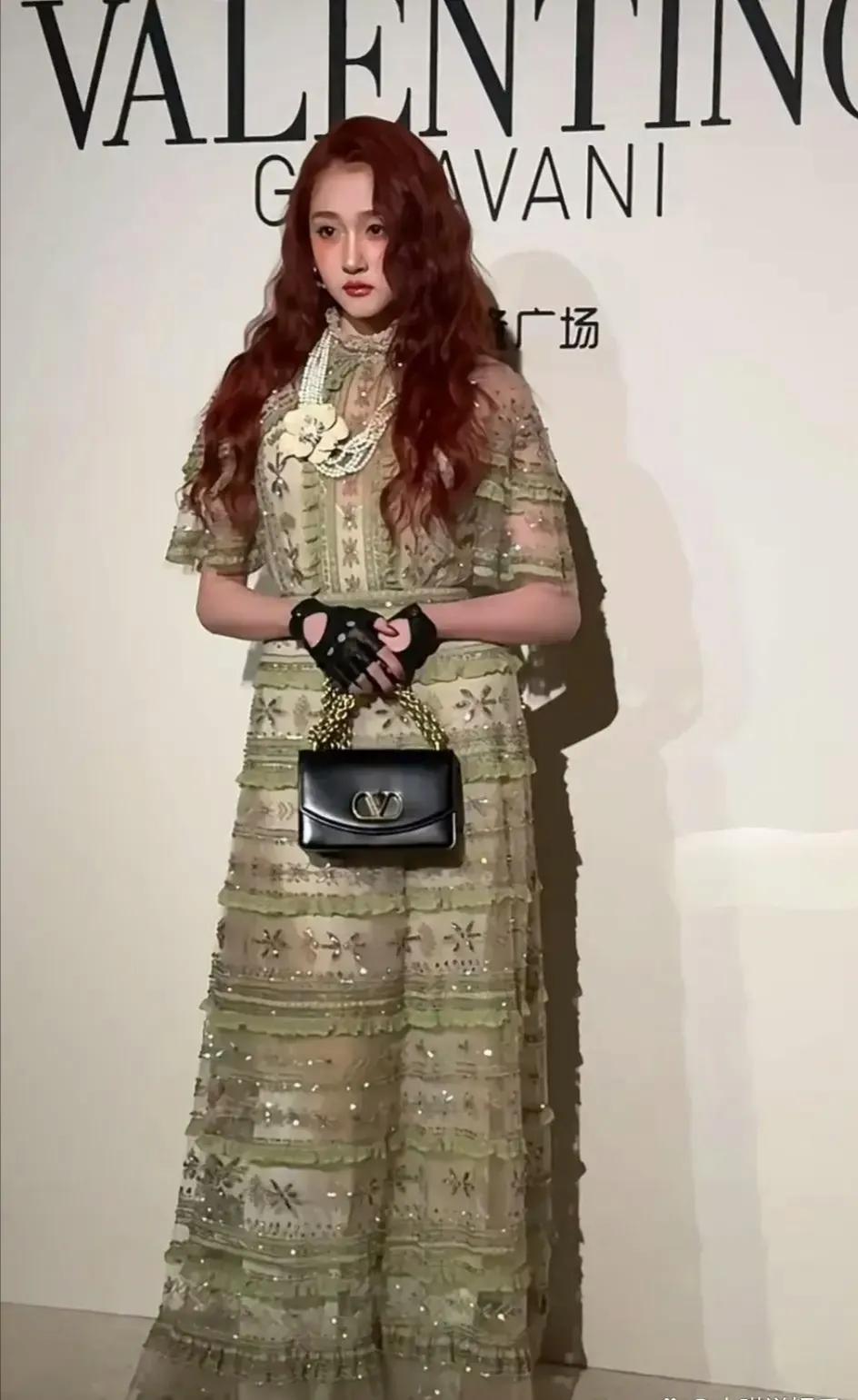 不是我瞎说，关晓彤出道这么多年，很少有选对造型的时候。而且，是越来越难看了。
咱