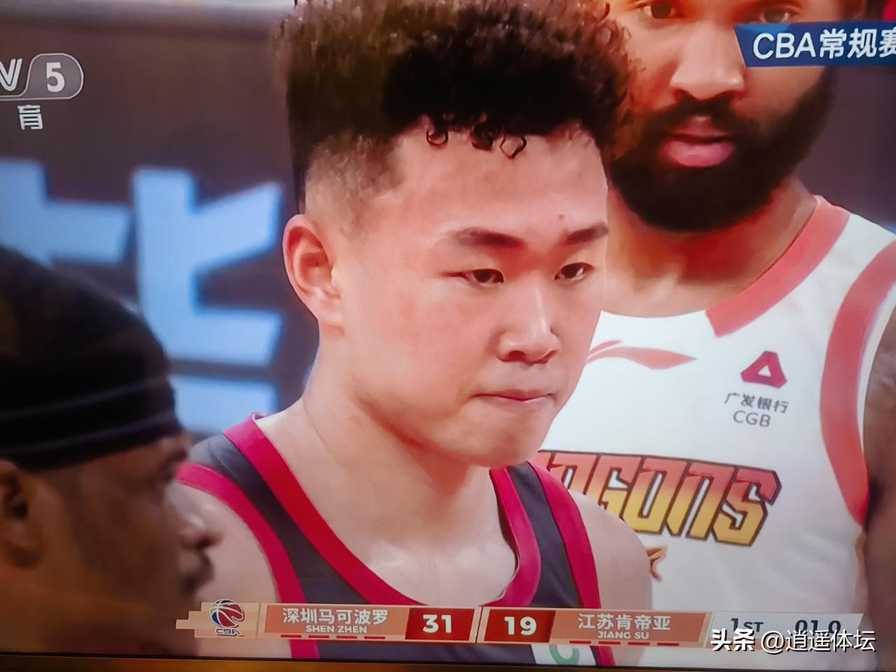 贺希宁，什么时候能回山东？看着深圳马可波罗和江苏肯迪亚的比赛，贺希宁在场上独拿3