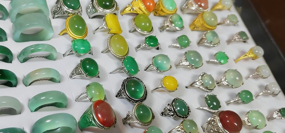 欣赏啤酒瓶玻璃做的饰品