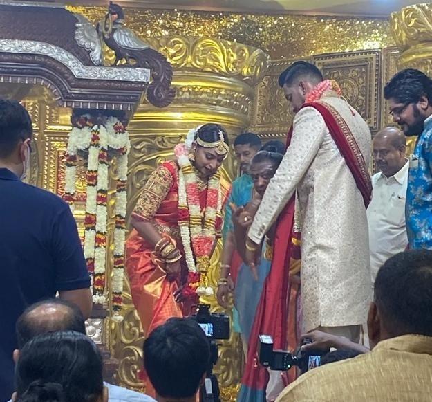 印度“一妻多夫”该如何生活？和5兄弟轮流过夜，该如何生活？妻子苦不堪言：一点都不