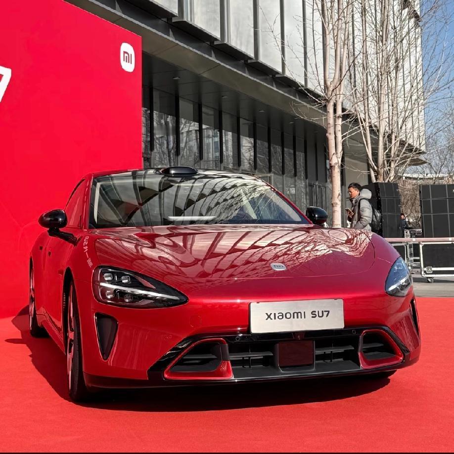 同行车企设计师没有想到
雷总，你是懂潮流设计的！
不出灯笼红，也不出大玫瑰红，而