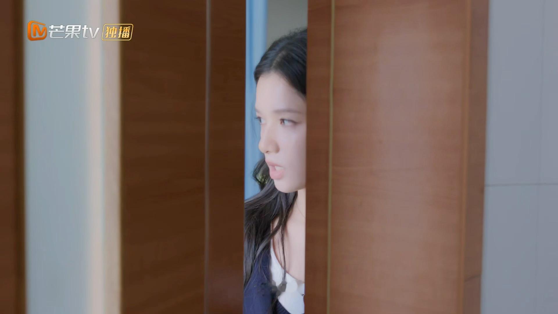 陈异默默的看了一下苗靖卡在门缝的脚野狗骨头