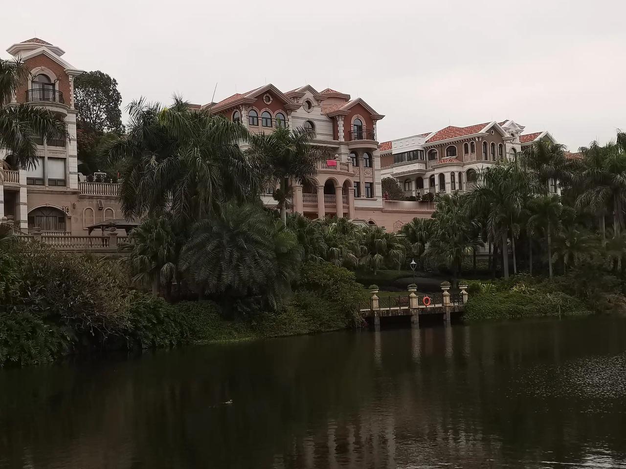 当然是泉州，晋江石狮富豪很多移居泉州