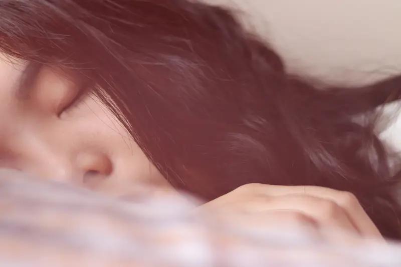 健康的第一位应该是睡眠和营养，现代人只要不吃素营养一般没啥问题，关键问题是睡眠不