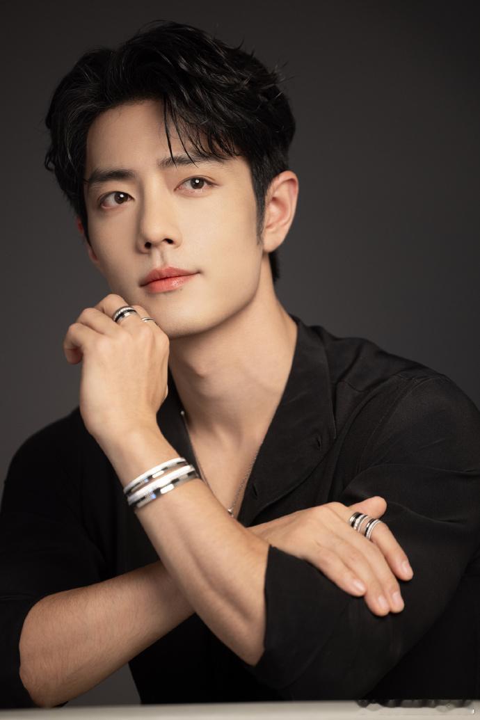 肖战的取景框肖战卷毛V领黑衬衫 肖战的取景框，谁来懂一下这个战哥卷毛V领黑衬衫配