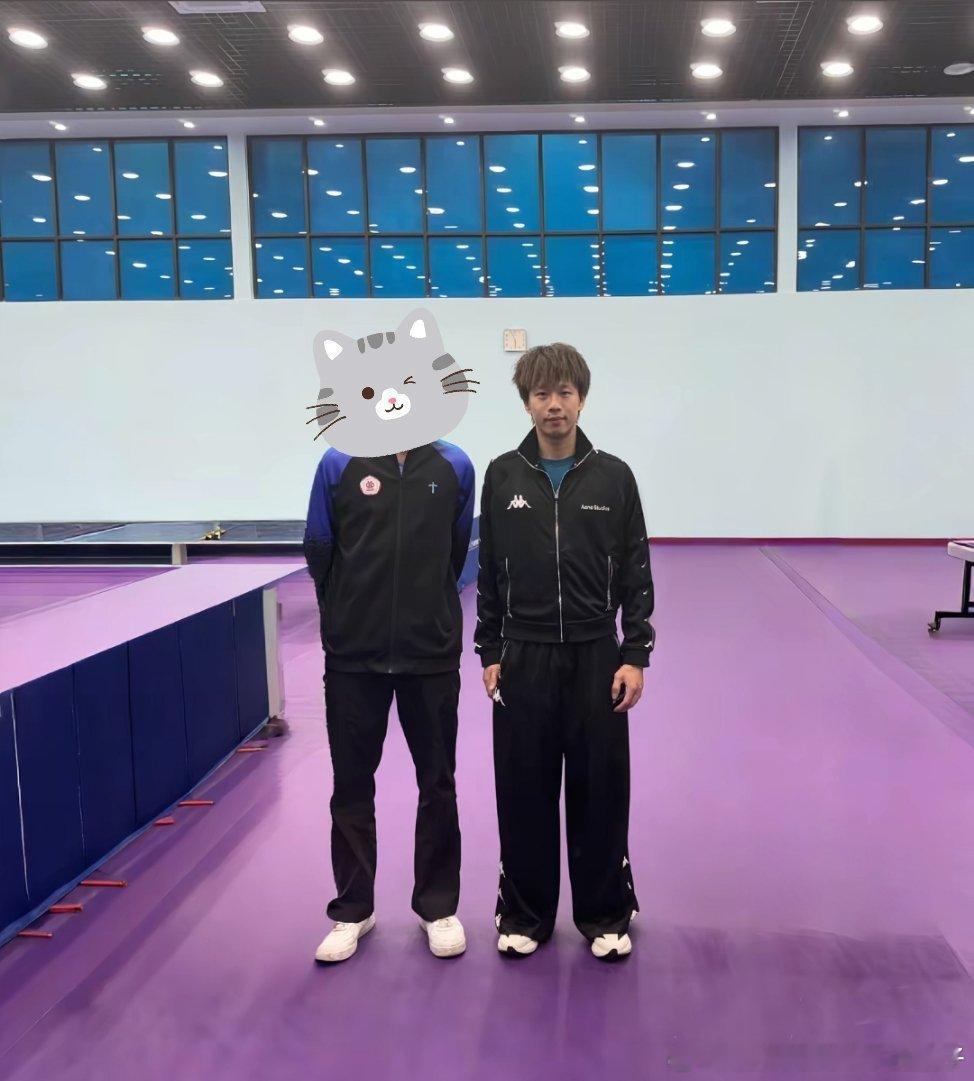 林高远来到广东工业大学和校队的学生合影📷cr·肖烔锴 