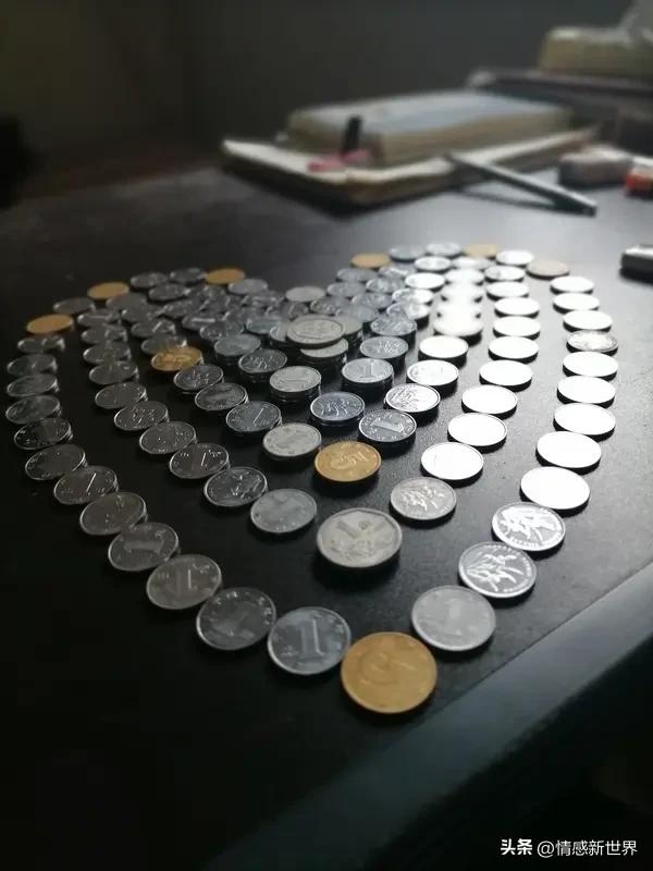 我超认同“人穷不可怕，心穷毁一生”。物质穷只是暂时的，像很多创业成功的大佬，早年