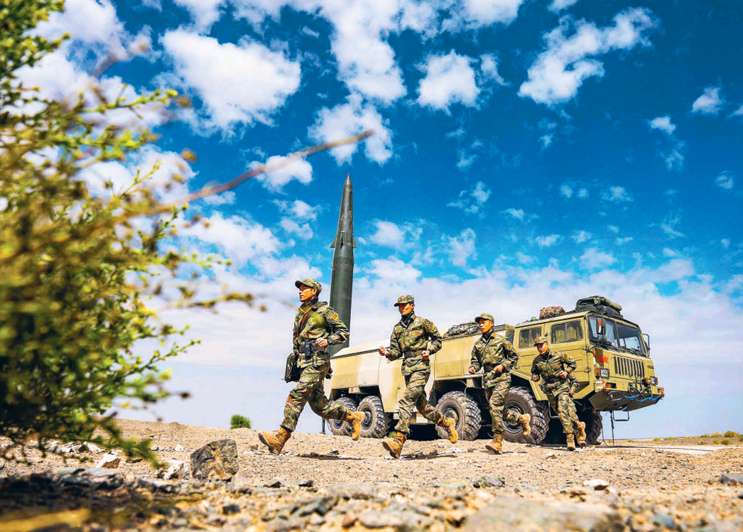 东风-15B，荒漠迷彩发射车烽火问鼎计划东风快递