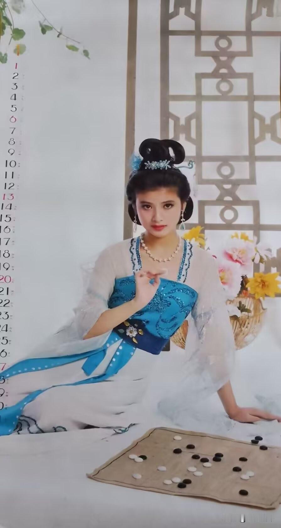 1991年《佳丽图》
这套古装挂历，人美造型也美，比现在影视剧里的古装造型漂亮好