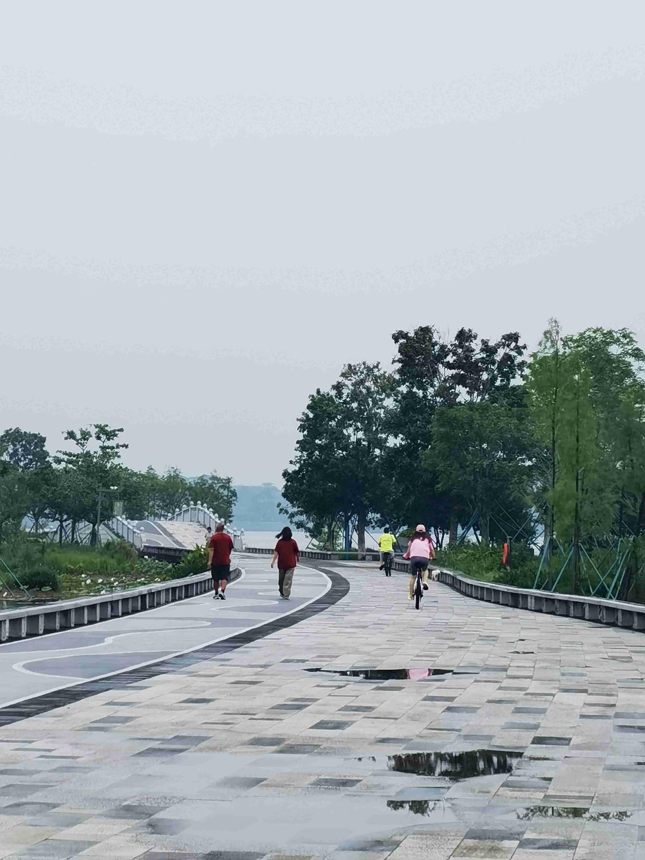 6月13日清晨6:20。
趁雨还没有下下来，先运动起来。

带定位晒今日生活
我