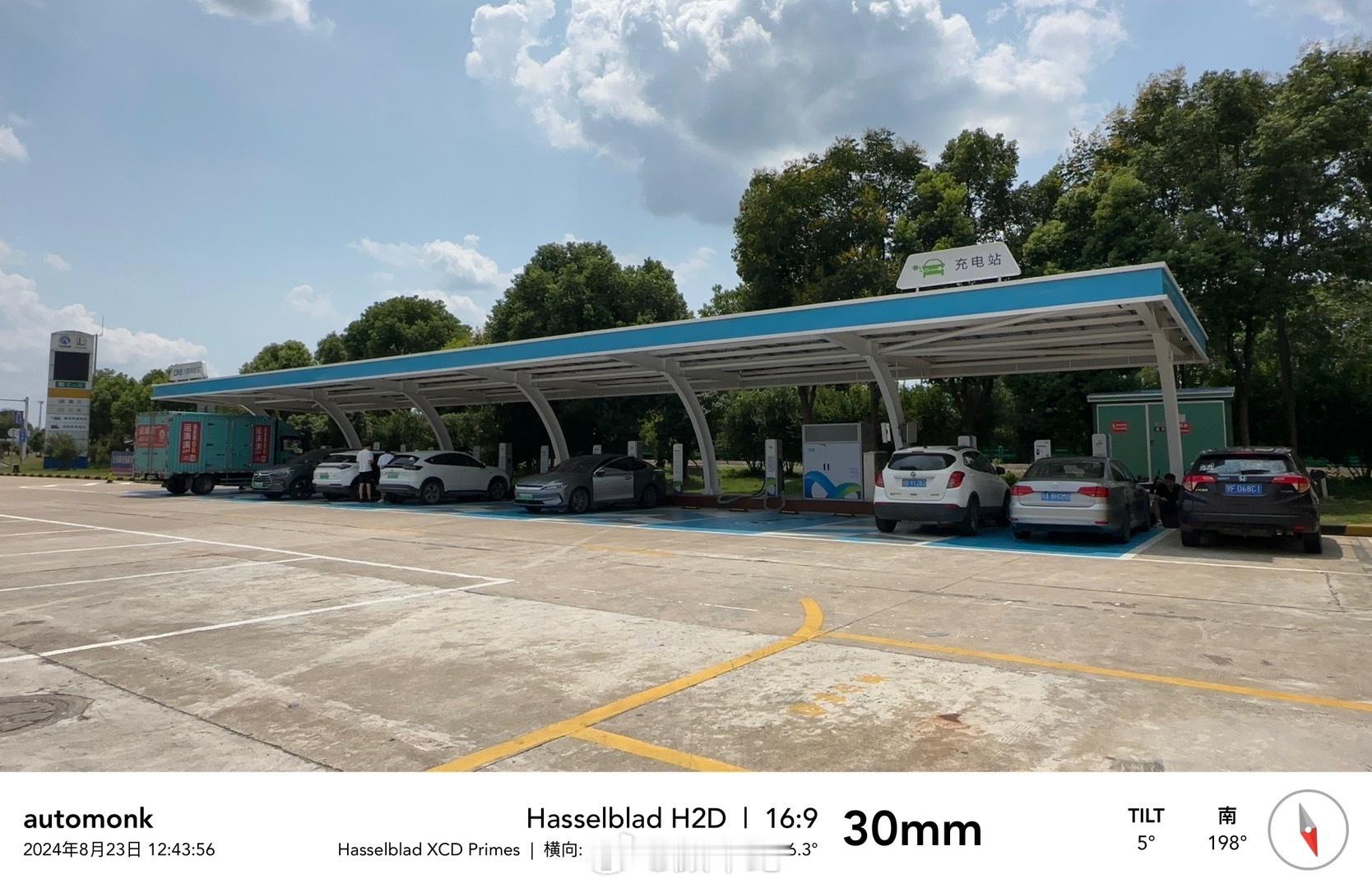 服务区休息、补能发现这里的充电桩设施非常完善，国网120KW桩、楚道易能超充桩3