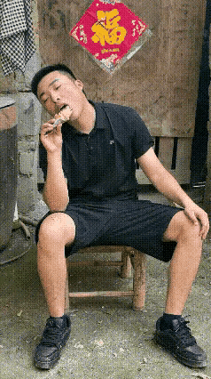 还以为是雪糕奶掉到腿上，谁知道竟然是鸡屎，，气死我了。