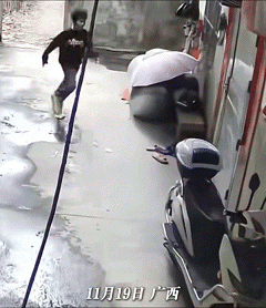 倒反天罡了！广西，一小男孩和几名同学之间闹矛盾，男孩跑回家中躲避，不料几名同学也