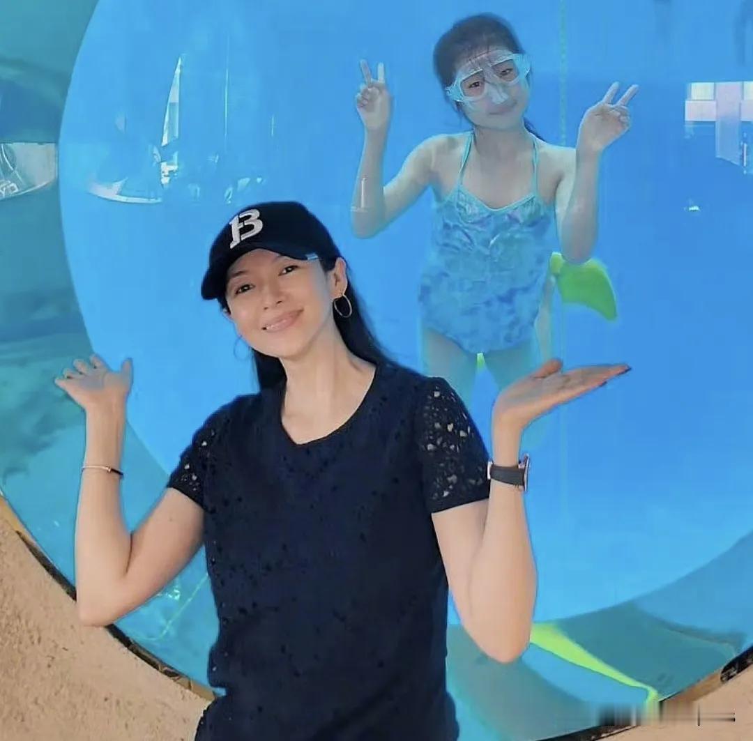 暑假章子怡没什么事便带着一儿一女在浙江一处的泳池玩水，画面里10岁的醒醒晒得比章