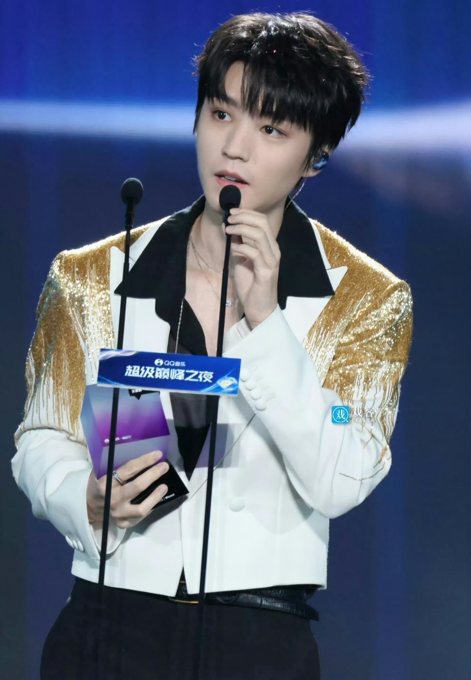 王俊凯丁禹兮领奖生图不是，一登微博怎么发现他俩咋还比起颜值了