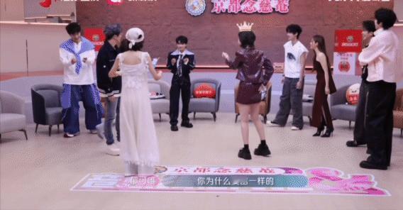 周深 输了但萌混过关 被周深的游戏天赋笑拥了！猜丁壳前：王者架势；猜丁壳后：萌新