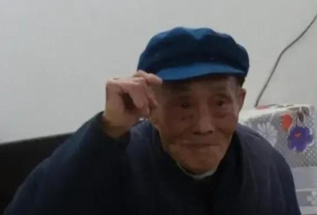 1943年，刘吉祥奉命给前线送80箱子弹，因仓库漆黑，他错把手榴弹当成子弹，没想