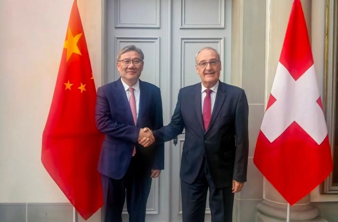 瑞士彻底想通：与其对美国忍气吞声，不如对中国敞开大门
【南方财经】8月20日，中