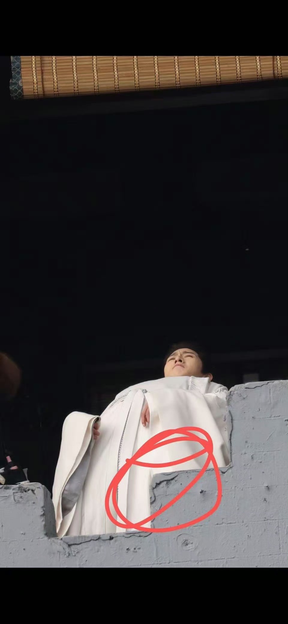 娱乐李昀锐把自己折叠了李昀锐躲蜜蜂李昀锐躲蜜蜂，就这么萌 