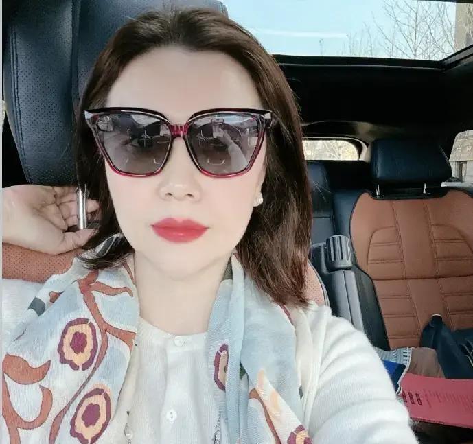 刷到个帖子说大姑做建材年入百万，亲弟弟工地摔断腿要十万手术费，她只甩两千红包，转