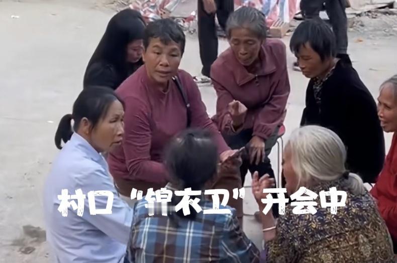 绝了，村口不大 创造神话❓️‼️
村口的大妈们连个手机也盘不明白，
但方圆30里