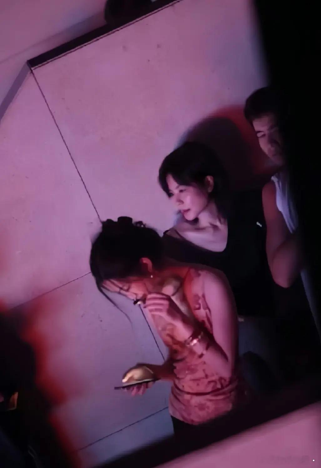 王菲，冲上热搜！6月10日，天后王菲冲上热搜，据悉，王菲现身演唱会现场，不过，令
