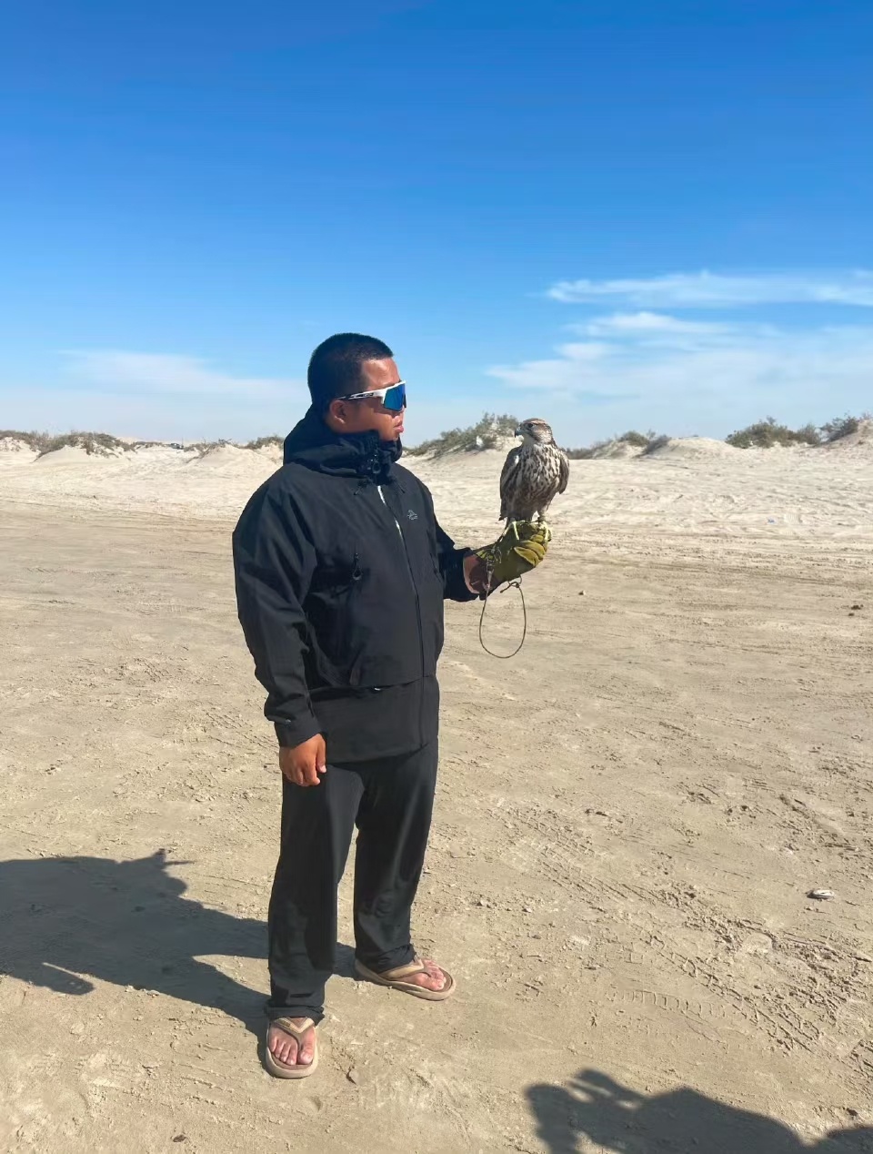 看到蓝战非被绑架 ，只能说是……一点风险意识也没有。别的名人出国，行程都是尽可能