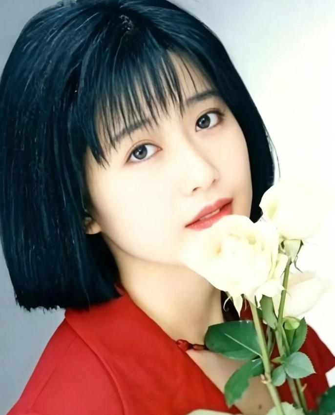 90 年代顶流玉女孟庭苇｜手持白玫瑰这张旧照，惊艳了几代人的青春!

一身正红上