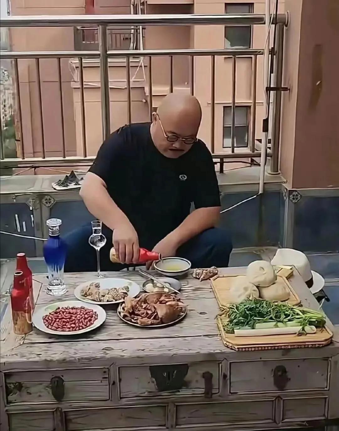 如果问大家，下面这张图片的男子像哪位明星。我敢肯定，百分之一百的人都会说像刀郎老