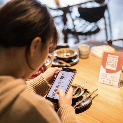 “细思极恐！”上海，一女子去餐馆吃饭，明明有服务员，却让她扫码点餐，可扫码后，弹