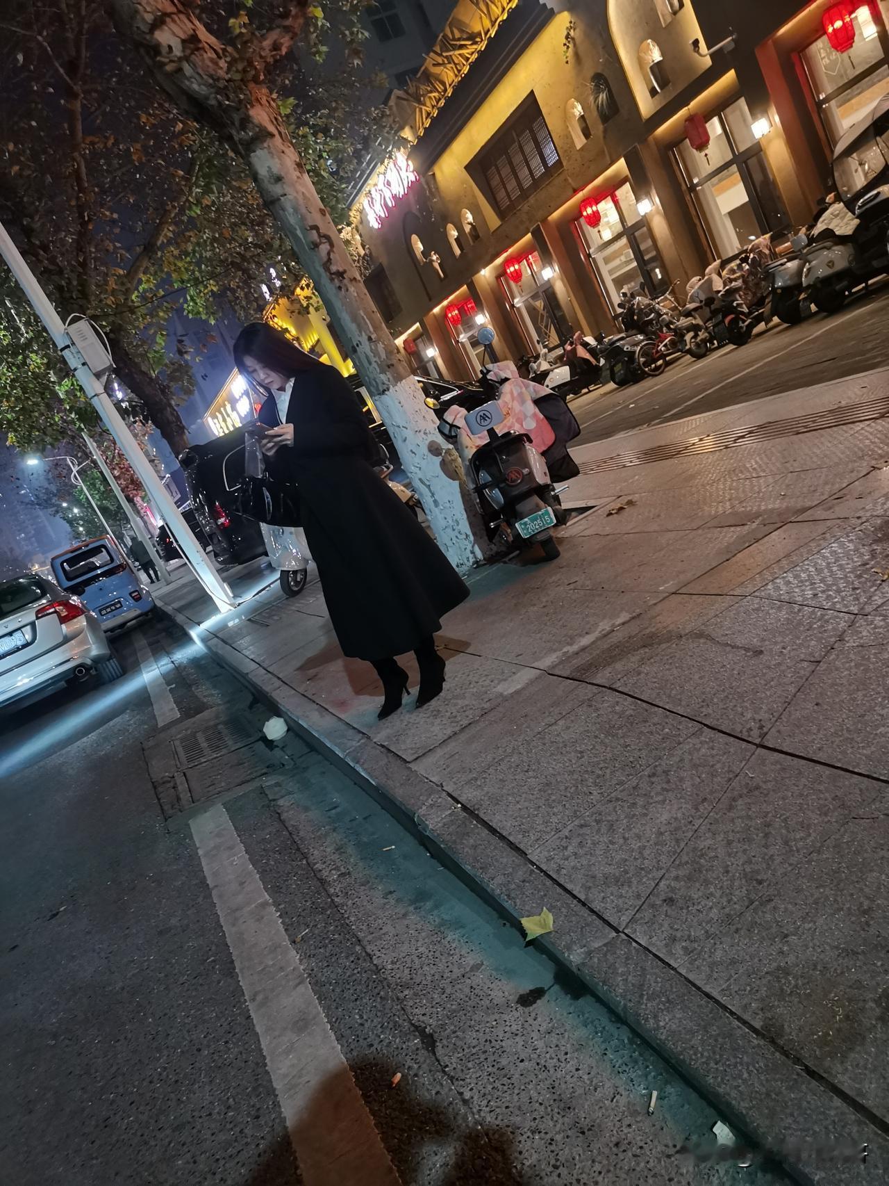 夜幕下的街头美女，你在等待着谁？