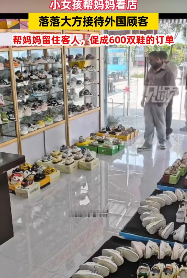 浙江温州，女孩趁着店里清闲趴在柜台边写作业，妈妈突然腹部不舒服，只能临时出门一趟