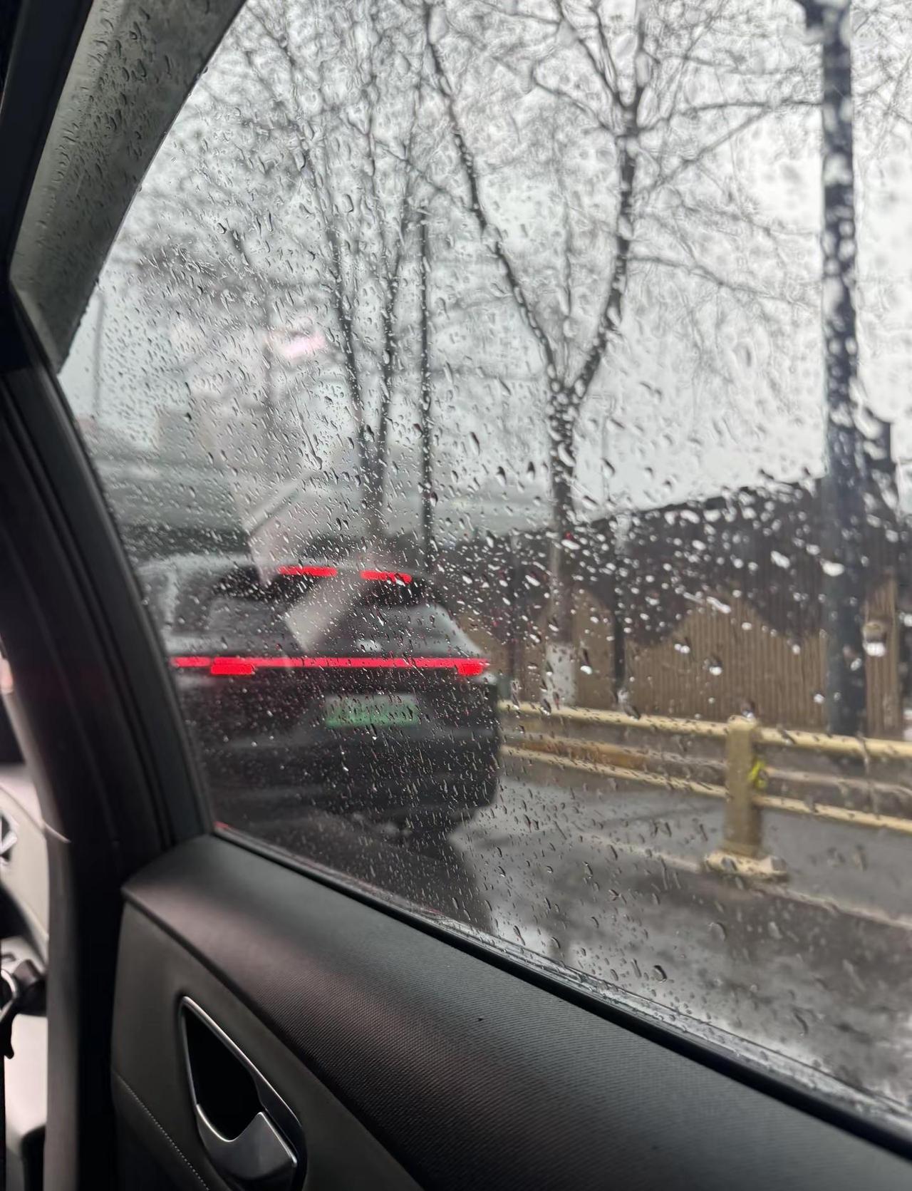 这天气就好像人的心情一样是多变的，今天雨天，明天阴天后天又是晴天，依次循环……