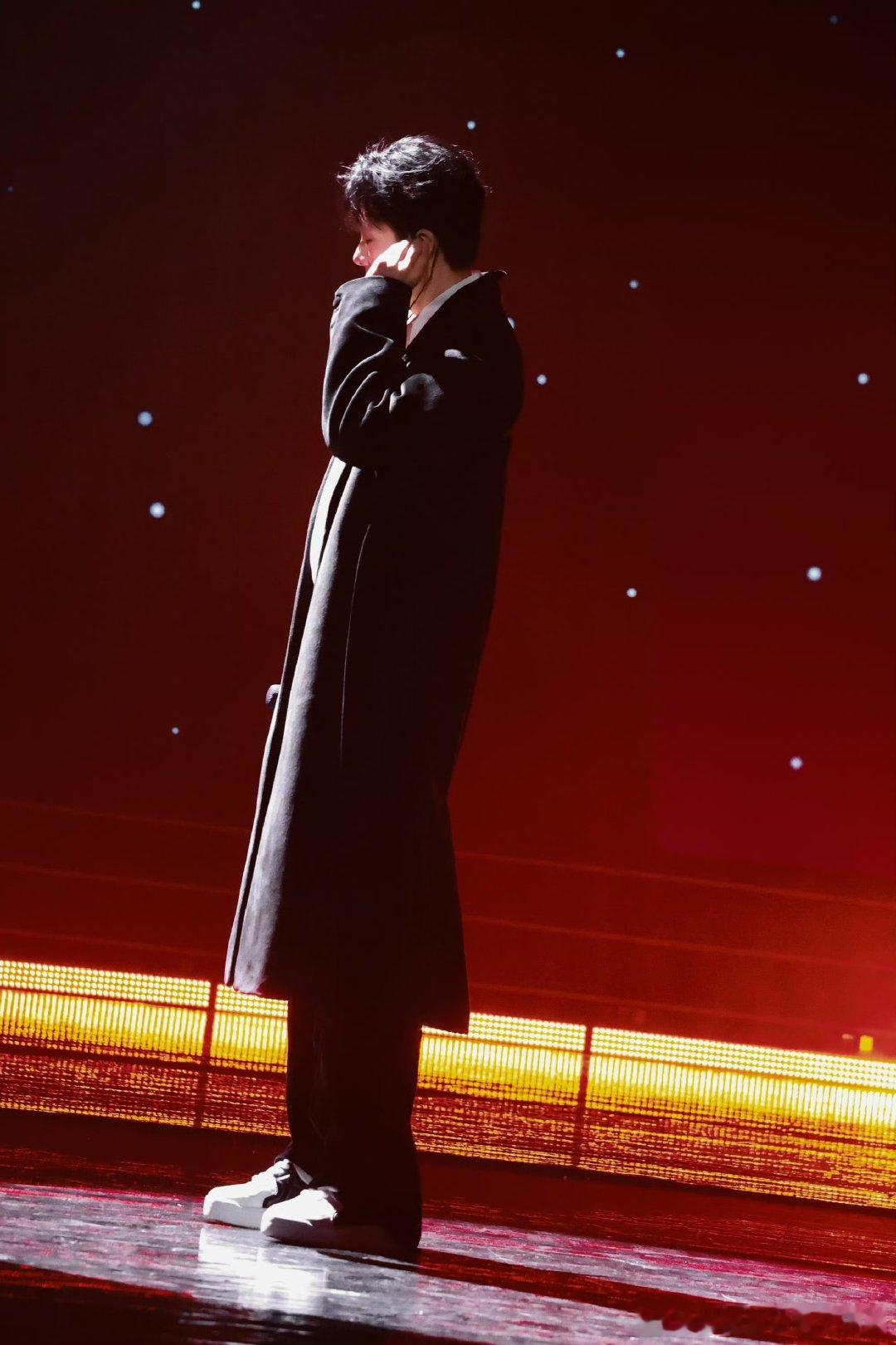 刘宇宁视界大会彩排图刘宇宁彩排图释出！每帧都像电影剧照，年度巅峰人物的舞台太让人