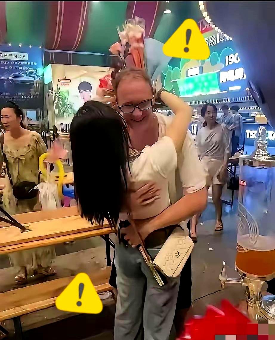 青岛夜市那一晚，海风一吹，海鲜、几杯扎啤，再配路边随手买的一束花，花费也就两百来